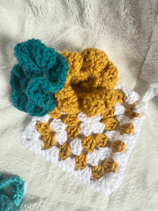 BUNDLE !! Crochet (by me) Wristlet with 2 scrunchies and a Pot Holder - Picture 4 of 4